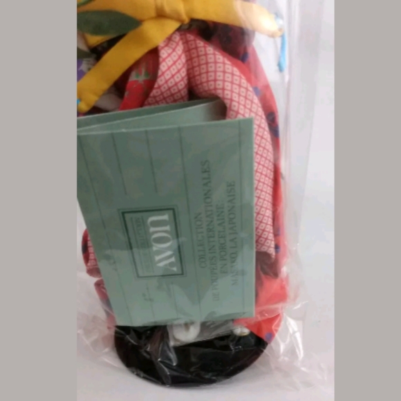 Avon International Porcelain Doll Masako 1991 - Picture 3 of 8